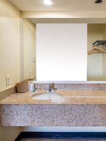 Econo Lodge Inn & Suites