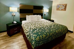 Econo Lodge Inn & Suites