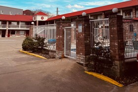 Econo Lodge Inn & Suites