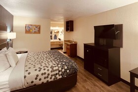 Econo Lodge Inn & Suites