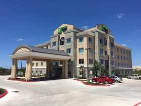 Holiday Inn Express & Suites San Antonio - Brooks City Base
