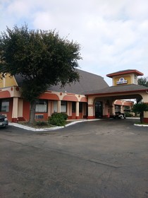 Knights Inn San Antonio at E Houston St