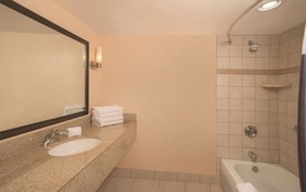 La Quinta Inn & Suites by Wyndham San Antonio Medical Ctr NW