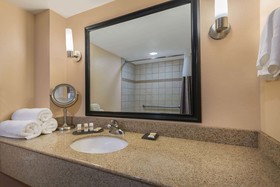 La Quinta Inn & Suites by Wyndham San Antonio Medical Ctr NW