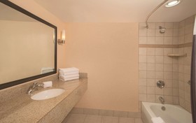 La Quinta Inn & Suites by Wyndham San Antonio Medical Ctr NW