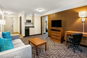 La Quinta Inn & Suites by Wyndham San Antonio N Stone Oak