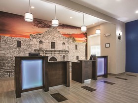 La Quinta Inn & Suites by Wyndham San Antonio Northwest