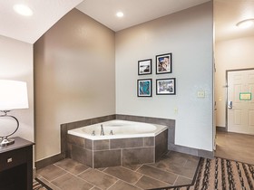 La Quinta Inn & Suites by Wyndham San Antonio Northwest
