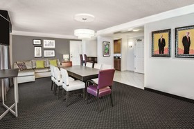 La Quinta Inn & Suites by Wyndham San Antonio Riverwalk