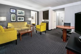 La Quinta Inn & Suites by Wyndham San Antonio Riverwalk