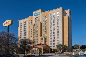 La Quinta Inn & Suites by Wyndham San Antonio Riverwalk