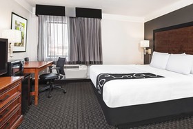 La Quinta Inn & Suites by Wyndham San Antonio Riverwalk