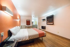 Motel 6 San Antonio - Fiesta Trails