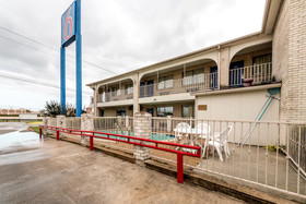 Motel 6 San Antonio - Splashtown