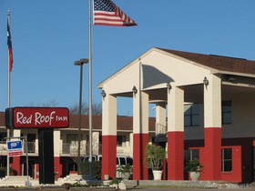 HomeTowne Studios by Red Roof in San Antonio E Frost Bank Center
