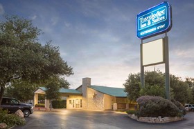 Travelodge Inn & Suites by Wyndham San Antonio Airport