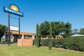 Days Inn by Wyndham San Marcos