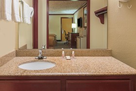 Howard Johnson by Wyndham San Marcos