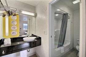 Motel 6 San Marcos