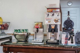 Super 8 by Wyndham San Marcos