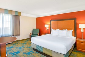 La Quinta Inn & Suites by Wyndham Sherman