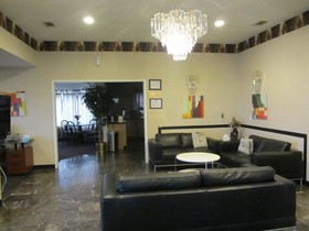 Econo Lodge Inn & Suites