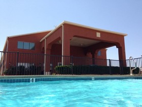 Econo Lodge Inn & Suites