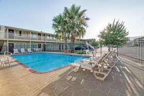 Super 8 by Wyndham Temple