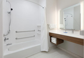 Holiday Inn Express & Suites Plano The Colony