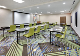 Holiday Inn Express & Suites Plano The Colony