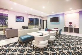 La Quinta Inn & Suites by Wyndham Dallas Plano - The Colony