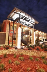 12 Oaks Motor Hotel
