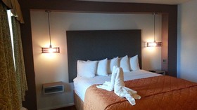 12 Oaks Motor Hotel