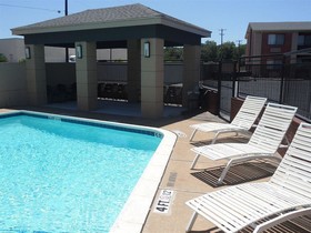 12 Oaks Motor Hotel