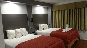 12 Oaks Motor Hotel