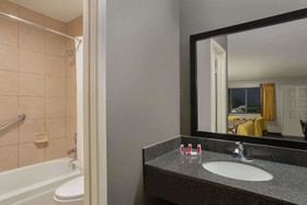 Super 8 by Wyndham Universal City