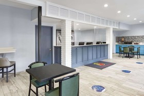 Super 8 by Wyndham Universal City
