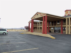 Super 8 by Wyndham Van Horn