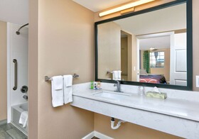 Super 8 by Wyndham Victoria/South/Hwy 59