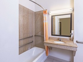 La Quinta Inn & Suites by Wyndham Winnie