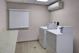Hampton Inn & Suites Manchester