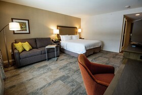 Hampton Inn & Suites Manchester