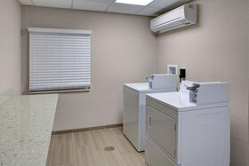 Hampton Inn & Suites Manchester