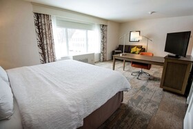 Hampton Inn & Suites Manchester