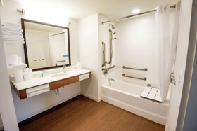 Hampton Inn & Suites Manchester