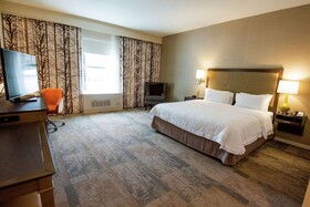 Hampton Inn & Suites Manchester
