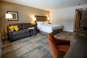 Hampton Inn & Suites Manchester
