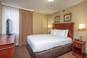Clarion Collection Arlington Court Suites