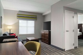 Hampton Inn & Suites Newport News Arpt Oyster Pt