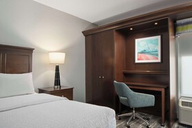 Hampton Inn & Suites Newport News Arpt Oyster Pt